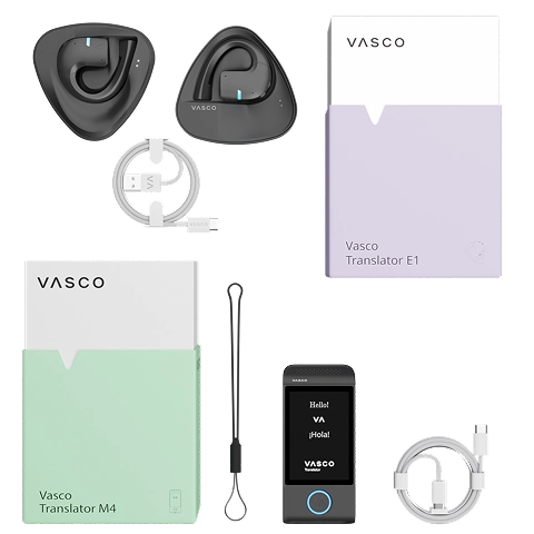 M4 E1 set Vasco Translator E1-Set mit zwei Übersetzungs-Ohrhörern im aufgeklappten Ladecase und Ladekabel, neben der Verpackung; darunter der Vasco Translator M4, Umhängeband und Kabel, neben der Verpackung.