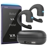 Vasco Q1 Übersetzer-Set bestehend aus einem violetten Vasco Q1 Übersetzer mit LED-Display und VA-Logo auf dem Bildschirm sowie schwarzen Vasco E1 Übersetzungs-Ohrhörern und einem Ladecase. 
