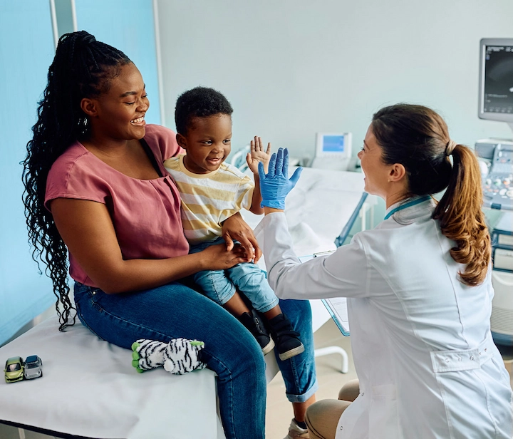 Ein Arzt im Gesundheitswesen steht am Fenster, hält ein Röntgenbild hoch und erklärt es einem Patienten.