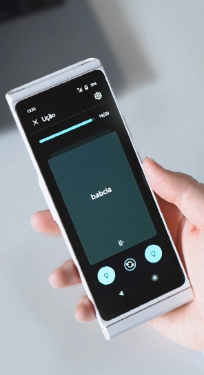 Nahaufnahme eines Vasco Translator V4, auf dem die Vokabel-Trainer-Funktion auf dem Display zu sehen ist.