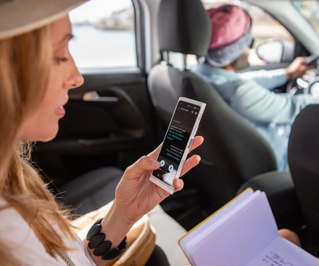 Eine Gruppe glücklicher Menschen, die ein Sofortübersetzer verwenden und die Effektivität von Live-Übersetzungen und Sprachübersetzungen demonstrieren.